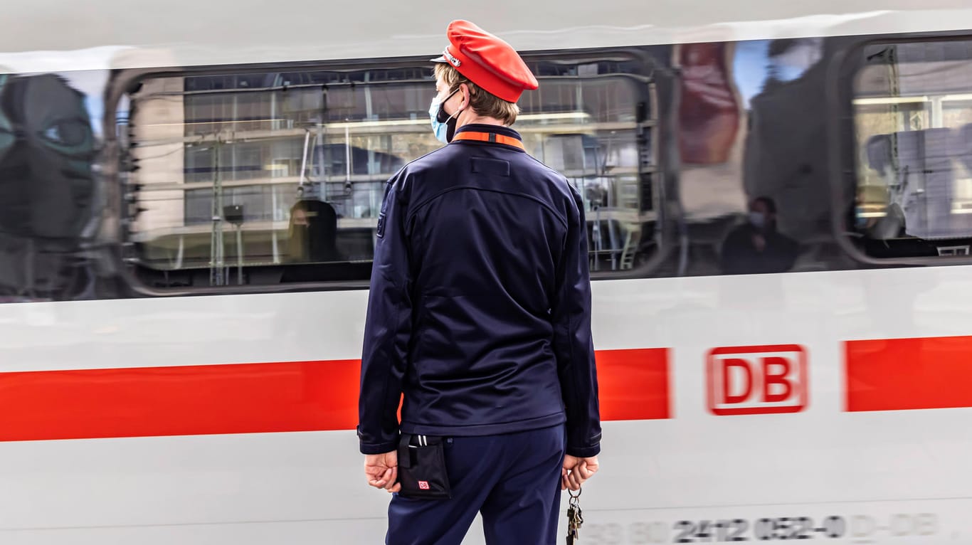 Einfahrender ICE mit Servicemitarbeiter der Deutschen Bahn (Symbolbild): Viele Mitarbeiter von Airlines sind zur DB gewechselt.