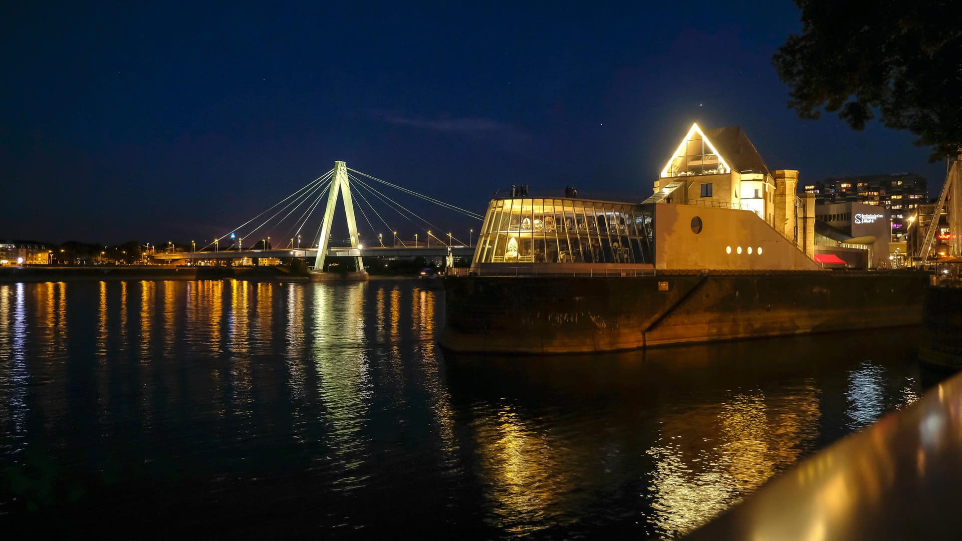 Das Schokoladenmuseum liegt auf einer Halbinsel im Rheinauhafen (Archivbild): Nahe des Museums wurde ein junger Kölner überfallen. Die Polizei sucht nun öffentlich nach den Tätern. Das Schokoladenmuseum liegt auf einer Halbinsel im Rheinauhafen (Archivbild): Nahe des Museums wurde ein junger Kölner überfallen. Die Polizei sucht nun öffentlich nach den Tätern.