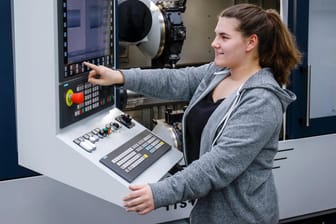 Eine Auszubildende (Symbolbild): 2020 haben so wenige Menschen in Deutschland eine Ausbildung begonnen wie noch nie seit der Wiedervereinigung.