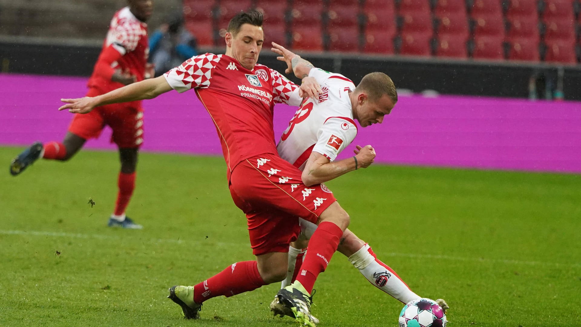 Dominik Kohr (l.) im Zweikampf mit Ondrej Duda (1. FC Köln): Der Frankfurter Mittelfeldspieler ist aktuell an den FSV Mainz 05 verliehen.