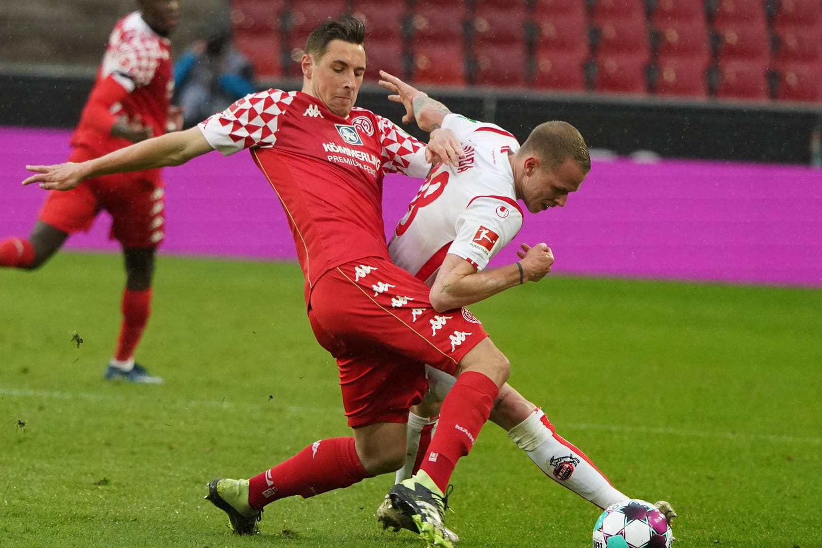 Dominik Kohr (l.) im Zweikampf mit Ondrej Duda (1. FC Köln): Der Frankfurter Mittelfeldspieler ist aktuell an den FSV Mainz 05 verliehen.