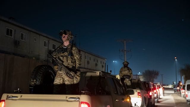 Bewaffnete Soldaten stehen im November 2019 Wache während eines Überraschungsbesuchs des damaligen US-Präsidenten Donald Trump. Bewaffnete Soldaten stehen im November 2019 Wache während eines Überraschungsbesuchs des damaligen US-Präsidenten Donald Trump.