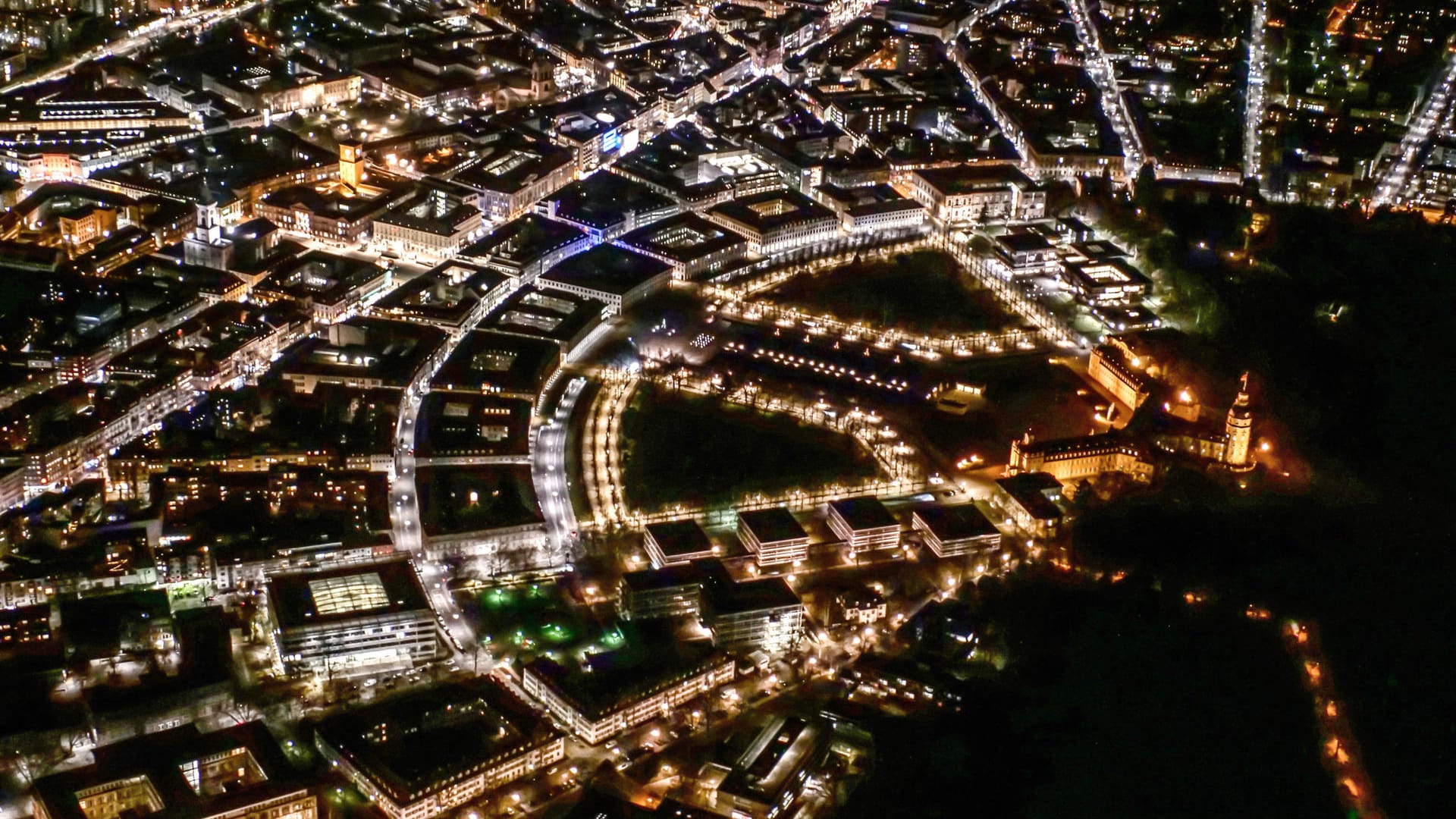 Karlsruhe bei Nacht (Symbolbild): In Stadt und Landkreis werden die Ausgangsbeschränkungen wieder eingeführt.