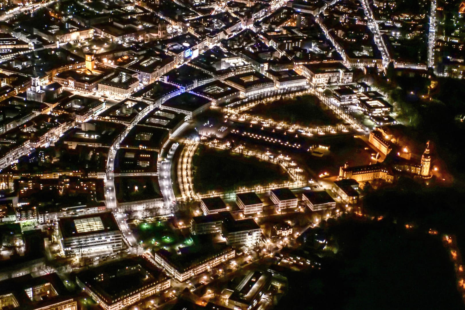 Karlsruhe bei Nacht (Symbolbild): In Stadt und Landkreis werden die Ausgangsbeschränkungen wieder eingeführt.