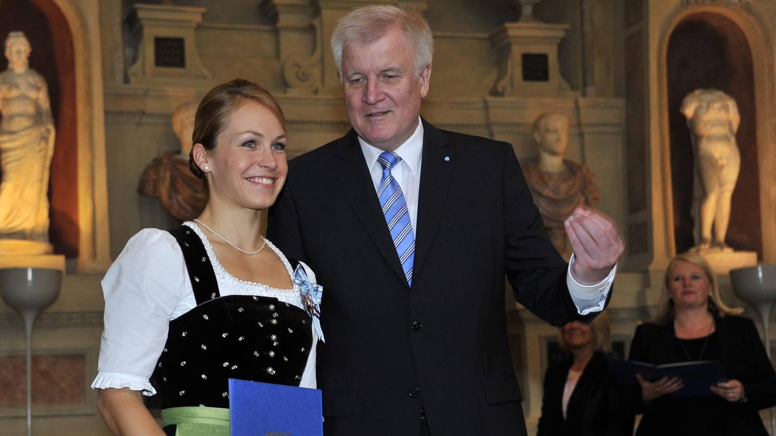 Magdalena Neuner (l.) und Horst Seehofer im Jahr 2015: Hier erkannte der ehemalige Ministerpräsident Bayerns das damalige Biathlon-Ass, fünf Jahre zuvor nicht.