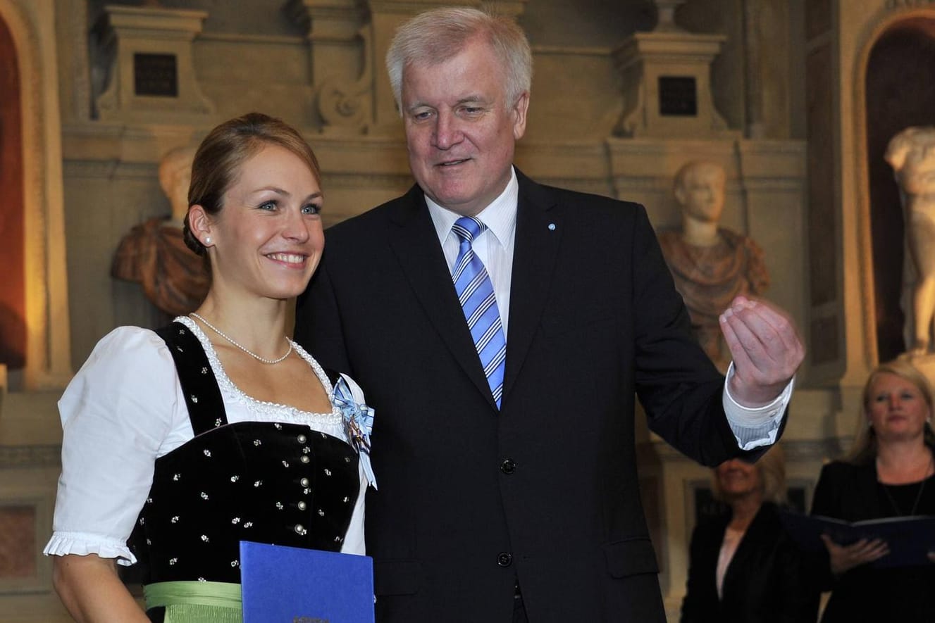 Magdalena Neuner (l.) und Horst Seehofer im Jahr 2015: Hier erkannte der ehemalige Ministerpräsident Bayerns das damalige Biathlon-Ass, fünf Jahre zuvor nicht.