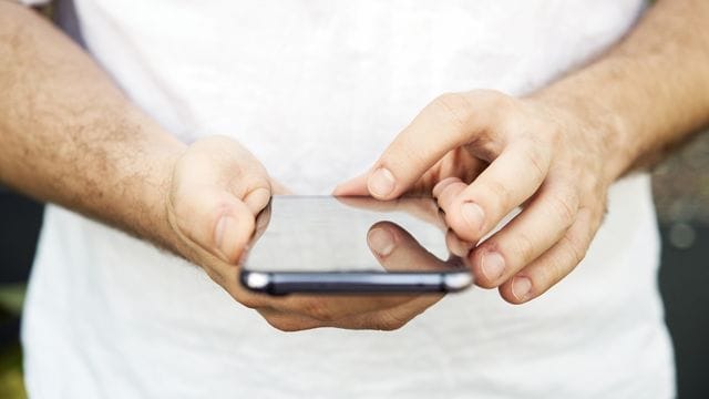 Auf dem Smartphone jagt eine Nachricht die nächste: Trotzdem sollte man SMS sorgfältig prüfen, bevor man darin auf einen Link tippt.