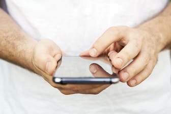 Auf dem Smartphone jagt eine Nachricht die nächste: Trotzdem sollte man SMS sorgfältig prüfen, bevor man darin auf einen Link tippt.
