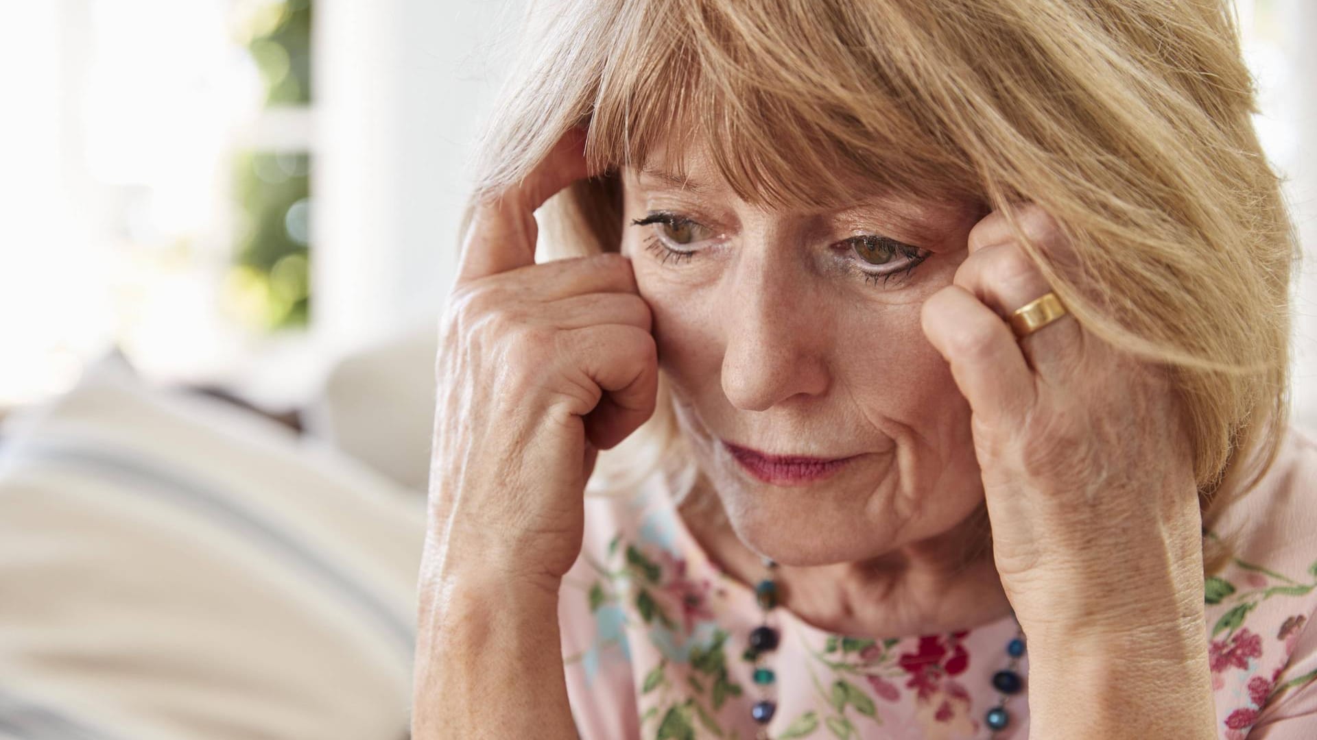 Reifere Frau: Wer viele Aufgaben gleichzeitig bewältigen muss, gerät in Stress.