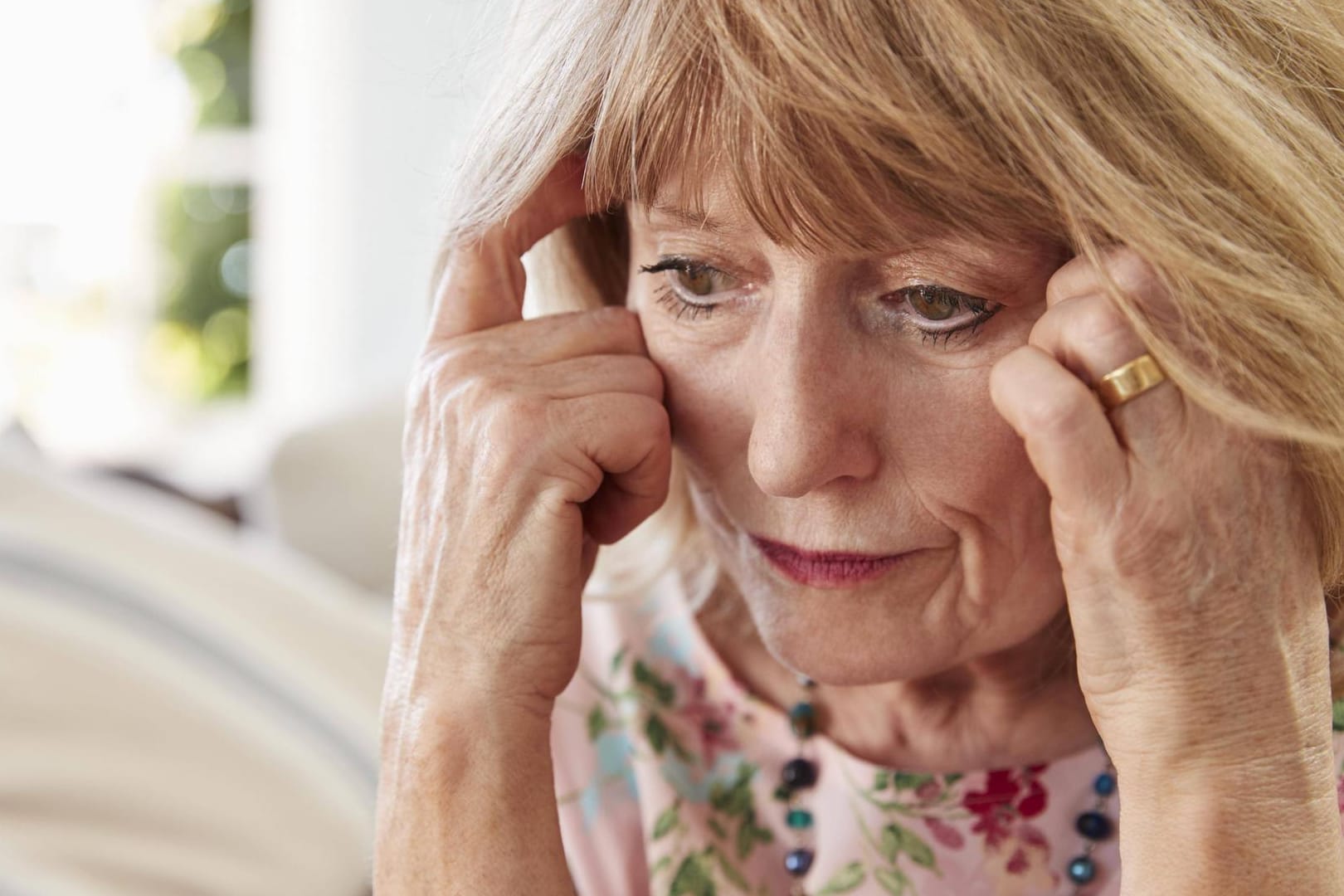 Reifere Frau: Wer viele Aufgaben gleichzeitig bewältigen muss, gerät in Stress.