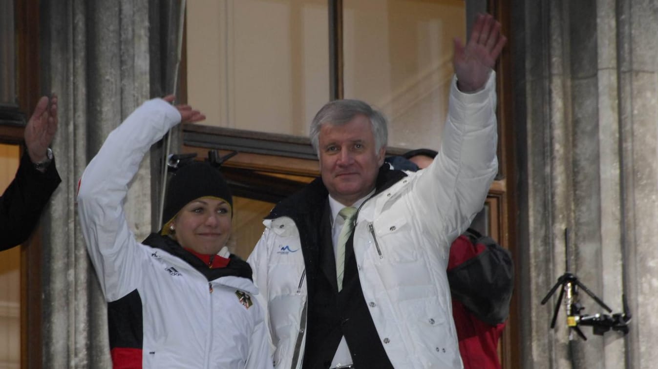 Magdalena Neuner (l.) und Horst Seehofer 2010 auf dem besagten Rathausbalkon.