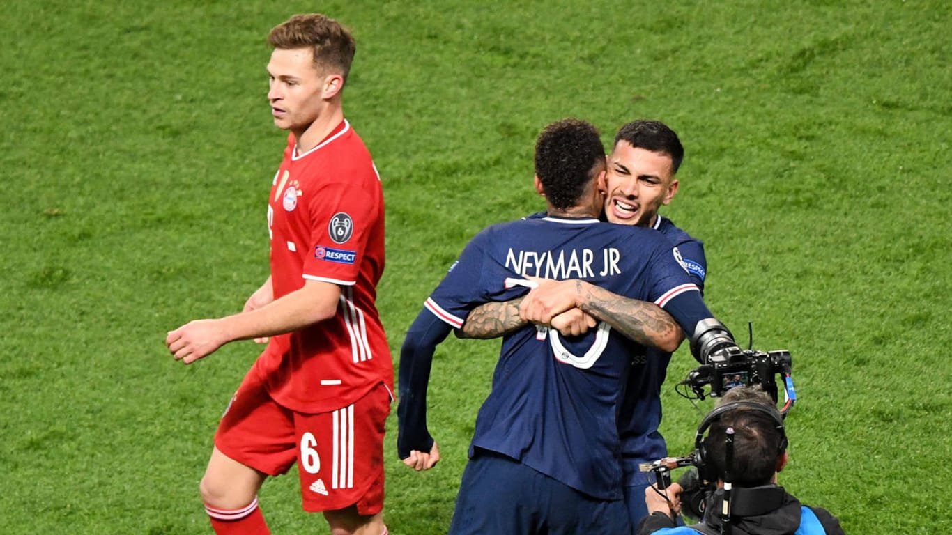 Neymar (m.) und Paredes feiern, Joshua Kimmich trauert: Paris bejubelt den Erfolg gegen die Bayern.