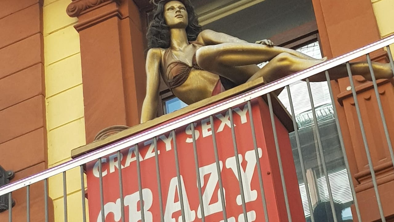 Eine Schaufensterpuppe bewirbt die Aufschrift "Crazy Sexy": Frankfurts Elbestraße ist bekannt für ihren Straßenstrich.