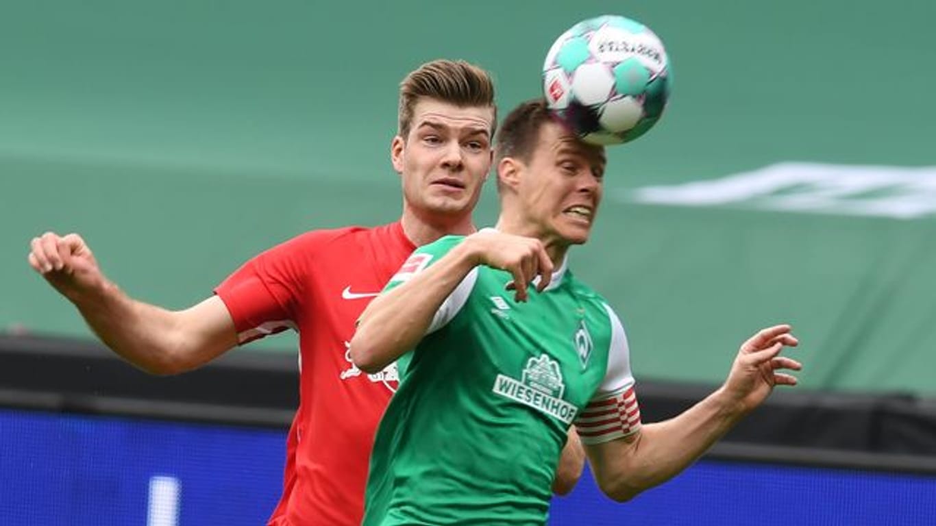 Werder Bremens Kapitän Niklas Moisander (r) hat seine Zukunft offen gelassen.