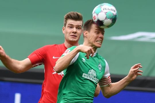 Werder Bremens Kapitän Niklas Moisander (r) hat seine Zukunft offen gelassen.