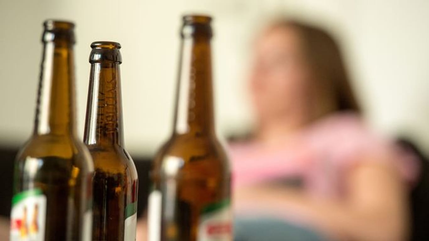 Im Corona-Jahr 2020 haben Menschen in Deutschland laut Suchtbericht der DHS deutlich mehr Alkohol als im europäischen Durchschnitt konsumiert.