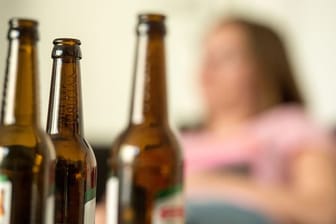 Im Corona-Jahr 2020 haben Menschen in Deutschland laut Suchtbericht der DHS deutlich mehr Alkohol als im europäischen Durchschnitt konsumiert.
