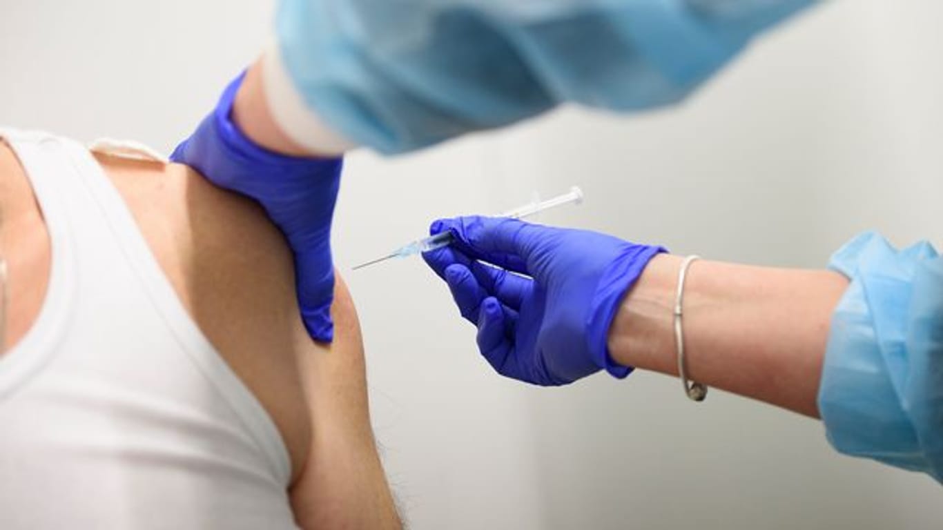 Ein älterer Mann wird im Impfzentrum geimpft (Symbolbild): Die Stadt Hannover appelliert an ältere Menschen sich mit Astrazeneca impfen zu lassen.