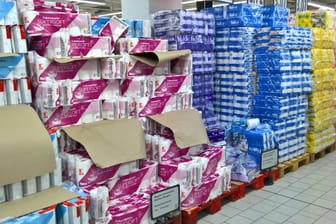 Toilettenpapier im Supermarkt (Symbolbild): Die Preise für das Hygieneprodukt könnten steigen.