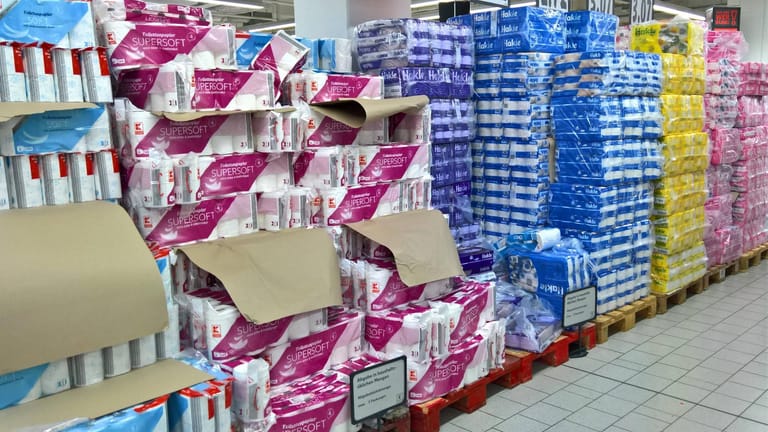 Toilettenpapier im Supermarkt (Symbolbild): Die Preise für das Hygieneprodukt könnten steigen.