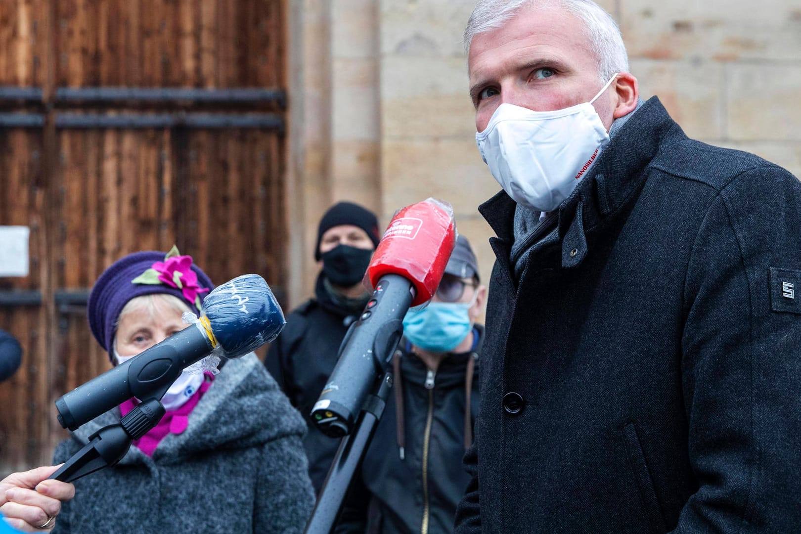 Andreas Bausewein bei einer Begehung des Buga-Geländes auf dem Petersberg: Trotz hoher Corona-Zahlen will er die Bundesgartenschau in wenigen Tagen eröffnen.