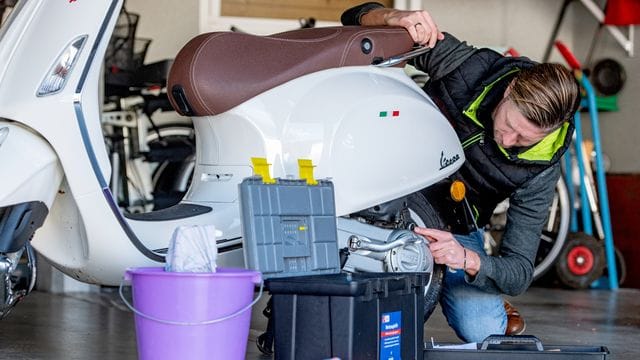 Sauber schrauben: Nicht nur das Zweirad sollte nach der Arbeit sauber sein, sondern auch der Untergrund. Sauber schrauben: Nicht nur das Zweirad sollte nach der Arbeit sauber sein, sondern auch der Untergrund.