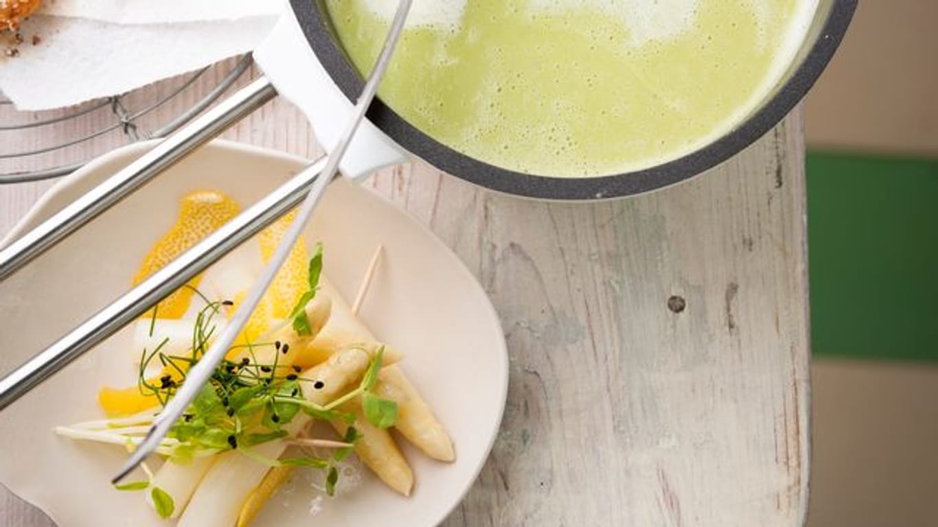 Frischer Spargel eignet sich im Frühjahr perfekt als Zutat für eine leichte Suppe.