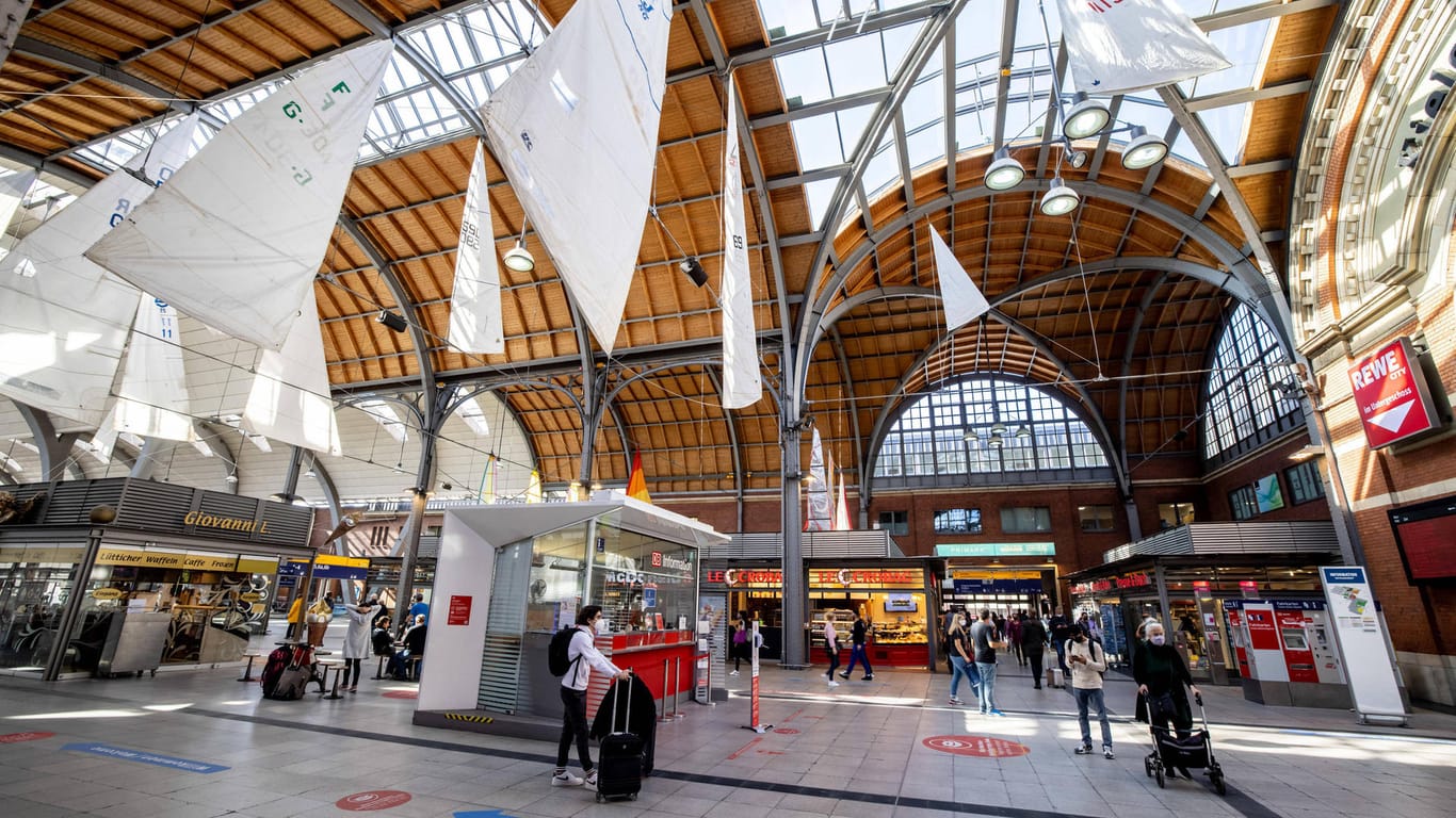 Der Kieler Hauptbahnhof (Archibild): Pendler können ab Mai das Jobticket für den öffentlichen Personennahverkehr nutzen.