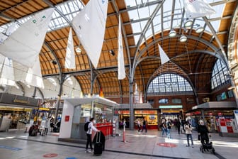 Der Kieler Hauptbahnhof (Archibild): Pendler können ab Mai das Jobticket für den öffentlichen Personennahverkehr nutzen.