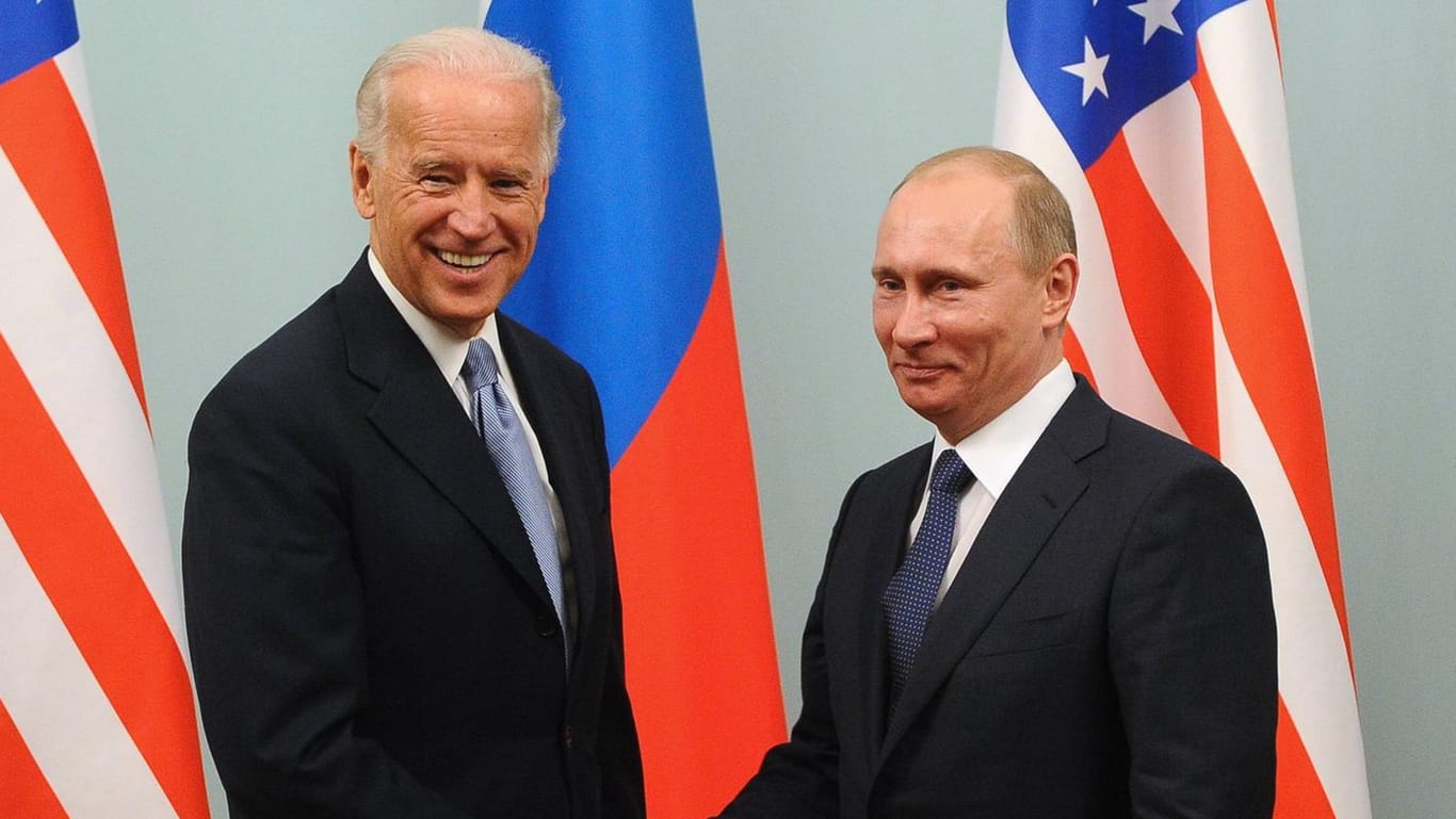 Joe Biden und Wladimir Putin (Archivbild aus dem Jahr 2011): Der damalige US-Vizepräsident und Russlands Präsident reichen sich die Hand.