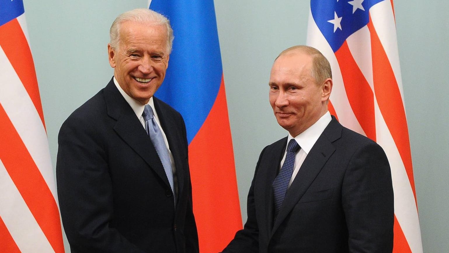 Joe Biden und Wladimir Putin (Archivbild aus dem Jahr 2011): Der damalige US-Vizepräsident und Russlands Präsident reichen sich die Hand.