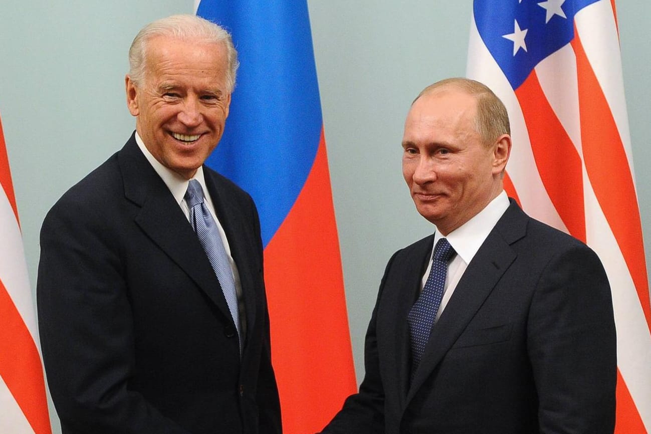 Joe Biden und Wladimir Putin (Archivbild aus dem Jahr 2011): Der damalige US-Vizepräsident und Russlands Präsident reichen sich die Hand.