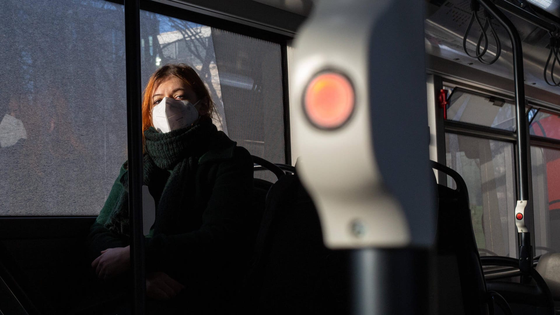 Eine Frau sitzt mit Mund-Nasen-Schutz in einem Bus (Symbolbild): Wissenschaftler der Uni Leipzig untersuchten die Entwicklung der Suizidrate im ersten Corona-Lockdown. Eine Frau sitzt mit Mund-Nasen-Schutz in einem Bus (Symbolbild): Wissenschaftler der Uni Leipzig untersuchten die Entwicklung der Suizidrate im ersten Corona-Lockdown.