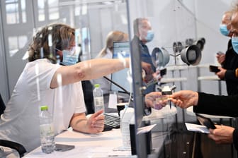 Impfzentrum in Kopenhagen: Dänemark will offenbar nicht mehr den Impfstoff von Astrazeneca verimpfen.