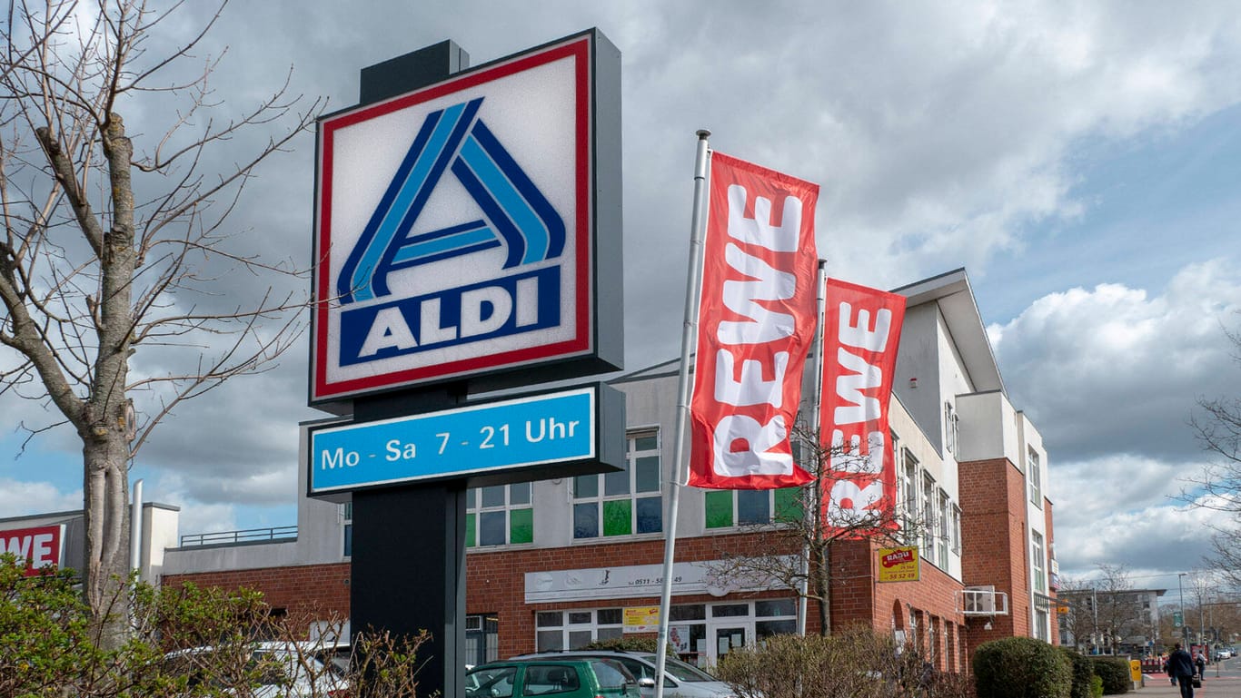Geschäfte von Aldi Nord und Rewe: Letzterer Supermarkt denkt über Impfprämien für die Mitarbeiter nach.