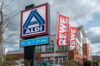 Geschäfte von Aldi Nord und Rewe: Letzterer Supermarkt denkt über Impfprämien für die Mitarbeiter nach.