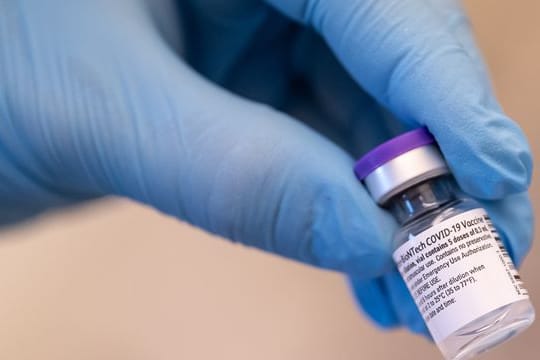Ein Corona-Impfstoff-Fläschchen von Biontech/Pfizer.