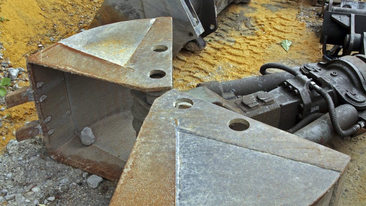 Baggerschaufeln liegen vor einem Sandhaufen (Symbolbild): Vier Baggerschaufeln und ein Kabel wurden von einem Lagerplatz geklaut. Baggerschaufeln liegen vor einem Sandhaufen (Symbolbild): Vier Baggerschaufeln und ein Kabel wurden von einem Lagerplatz geklaut.