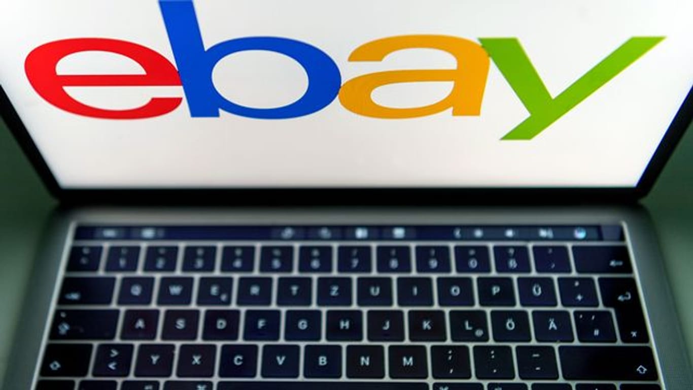 Das Ebay-Logo ist auf dem Bildschirm eines Laptops zu sehen (Symbolbild): Händler aus Nürnberg haben im Lockdown einen Online-Marktplatz gestartet.