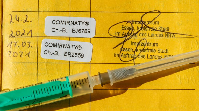Nachweis über Zweifach-Impfung im Impfpass: Die Einträge sind nicht immer leicht zu verstehen, "COMIRNATY" steht für Impfungen mit dem Stoff von Biontech/Pfizer.