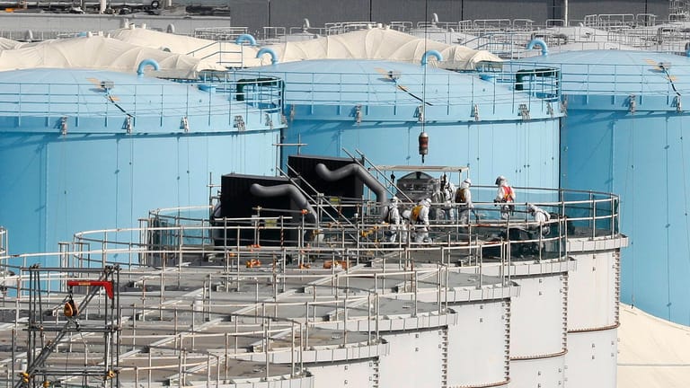 Tanks für Kühlwasser aus dem Fukushima-Kraftwerk: Japan will aufbereitetes Kühlwasser im Meer entsorgen.