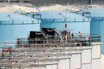 Tanks für Kühlwasser aus dem Fukushima-Kraftwerk: Japan will aufbereitetes Kühlwasser im Meer entsorgen.
