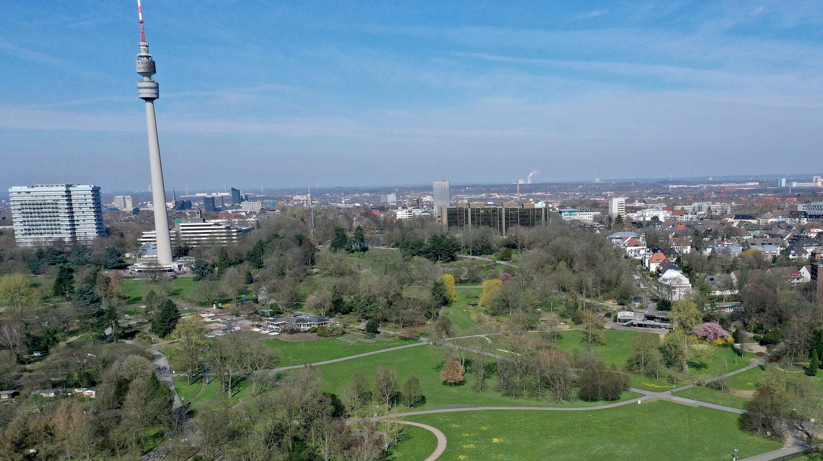 Der Westfalenpark in Dortmund (Archivbild): Auf den Grünflächen rund um das Stadion parken an Veranstaltungstagen viele Autofahrer auf den Grünflächen. Das will die Stadt nun verhindern. Der Westfalenpark in Dortmund (Archivbild): Auf den Grünflächen rund um das Stadion parken an Veranstaltungstagen viele Autofahrer auf den Grünflächen. Das will die Stadt nun verhindern.