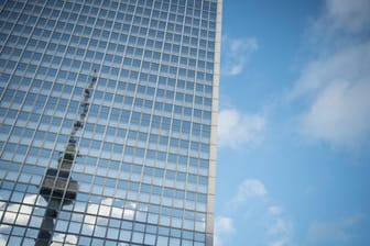 Der Fernsehturm spiegelt sich in einer Glasfassade (Symbolbild): Am Donnerstag soll es endlich Gewissheit für zahlreiche Berliner geben.