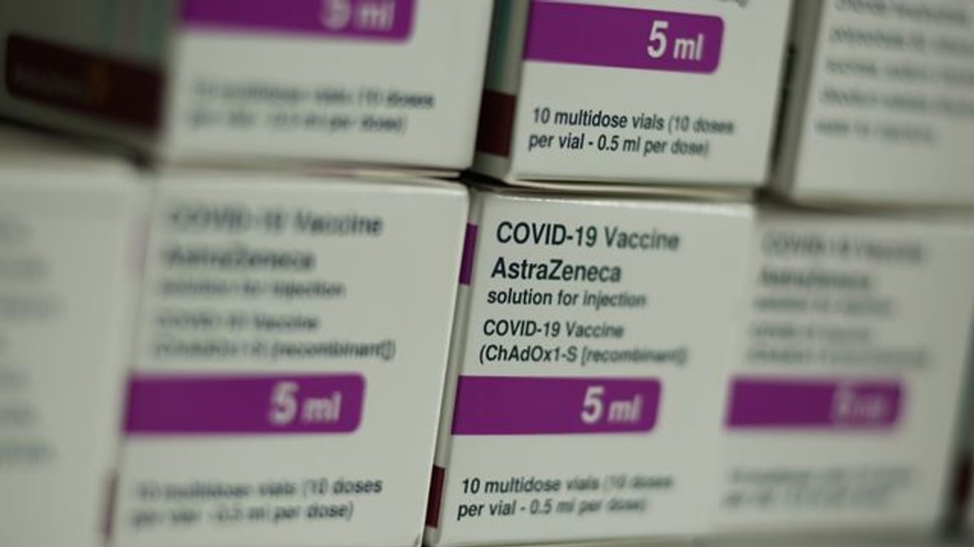 Verpackungen mit dem Corona-Impfstoff von AstraZeneca.