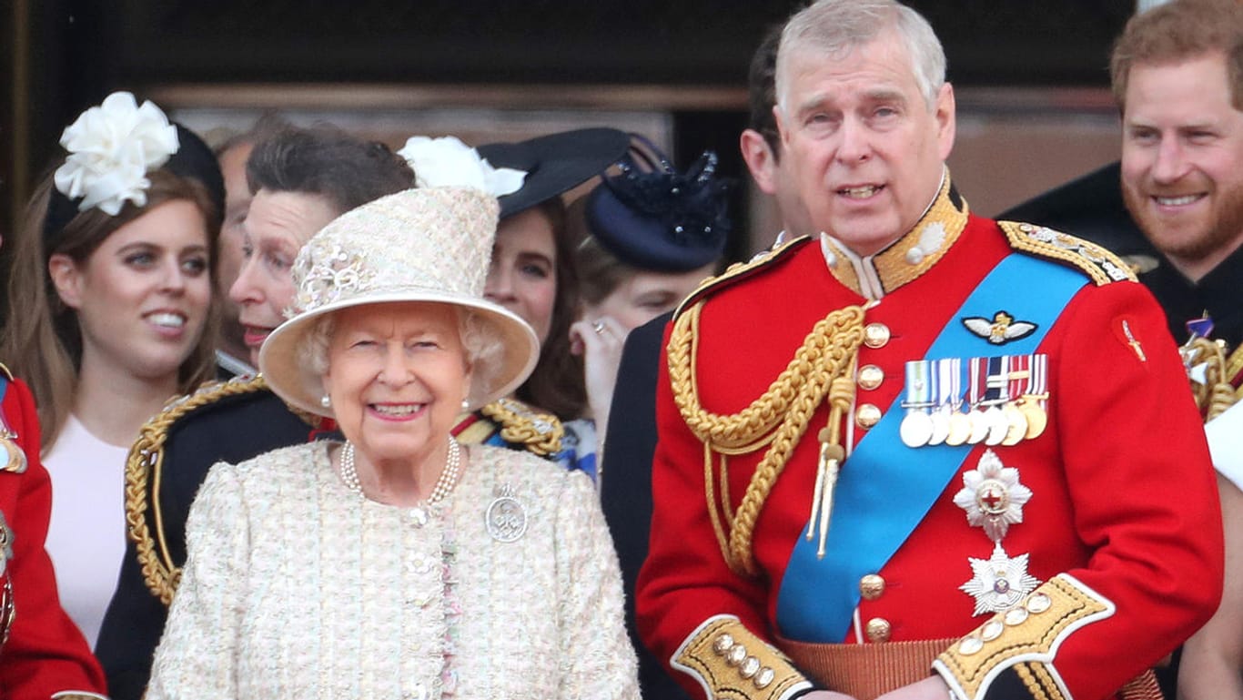 Königin Elizabeth II. und Prinz Andrew: Die Queen muss eine Entscheidung treffen.