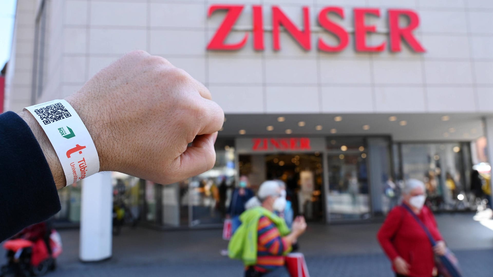 Das Tagesticket als Armband: Mit ihm können Tübinger zum Shoppen oder ins Kino gehen.