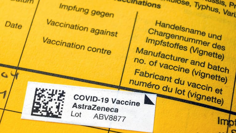 Ein Impfpass mit der Bestätigung einer Erstimpfung: 20 Prozent der Bremer und Bremerinnen sind bereits einmal gegen Corona geimpft worden.