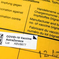 Ein Impfpass mit der Bestätigung einer Erstimpfung: 20 Prozent der Bremer und Bremerinnen sind bereits einmal gegen Corona geimpft worden.