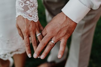 Hände eines Hochzeitspaares (Symbolbild): Zu viele Frauen machen sich noch immer finanziell abhängig von einem Mann.
